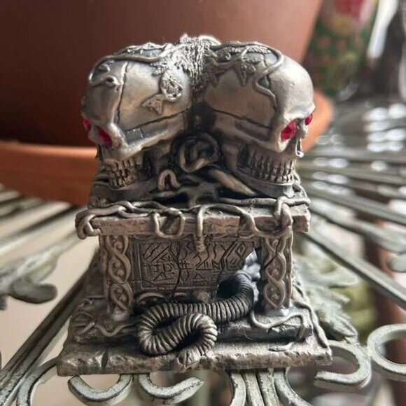 The Altar of the Skulls Tudor Mint 6206 Dark Secrets Myth & Magic vintage pewter - Picture 2 of 4